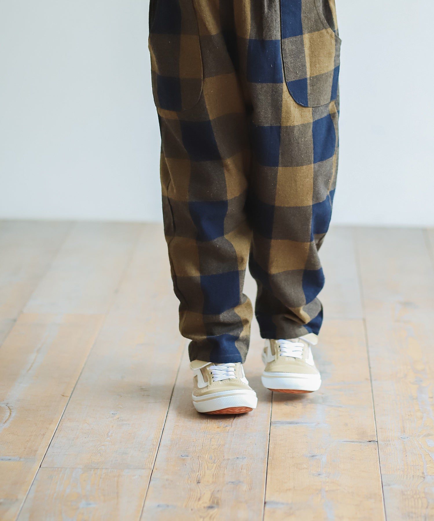 日本 PAIRMANON - 百搭鬆緊長褲-細直條紋-黑