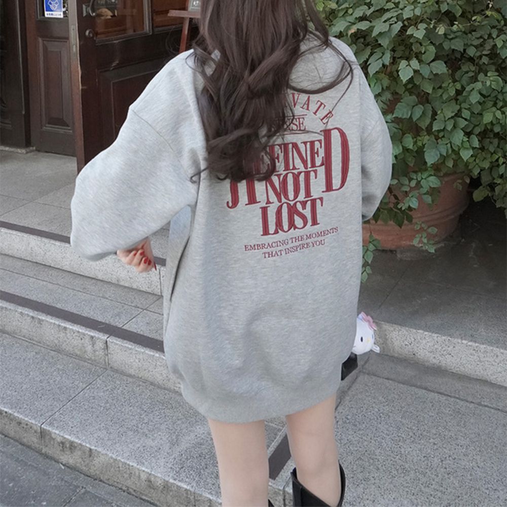 背後學院風印花休閒長版大學T-灰 (F)