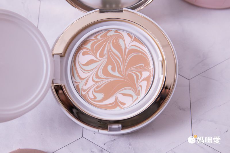 打造無瑕光澤肌！韓國 Age 20's 爆水粉餅