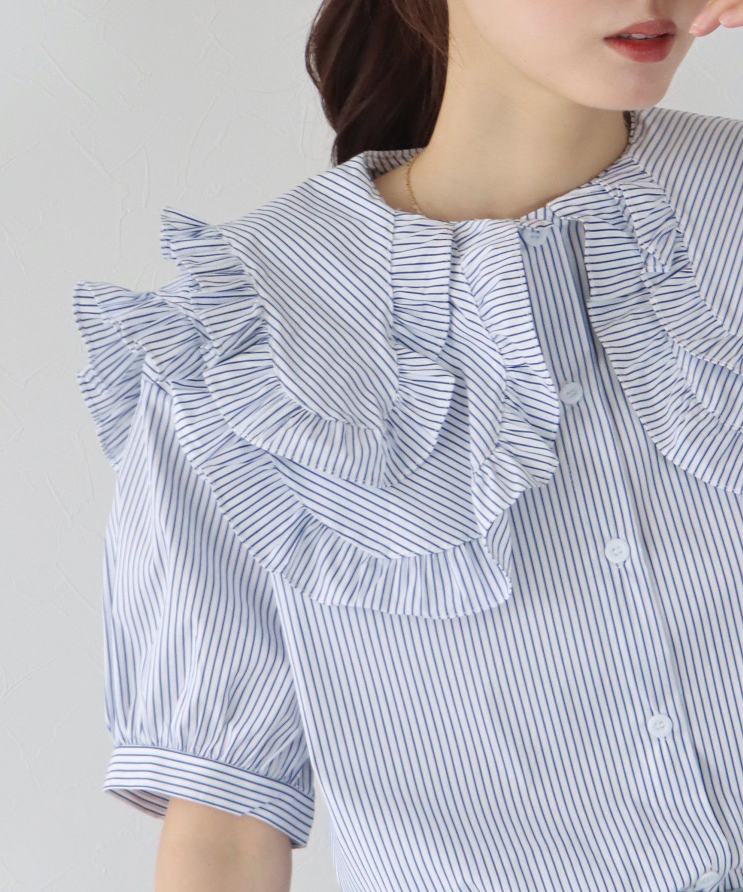 日本 BLUE EAST - 荷葉層次領泡泡短袖襯衫-條紋-水藍