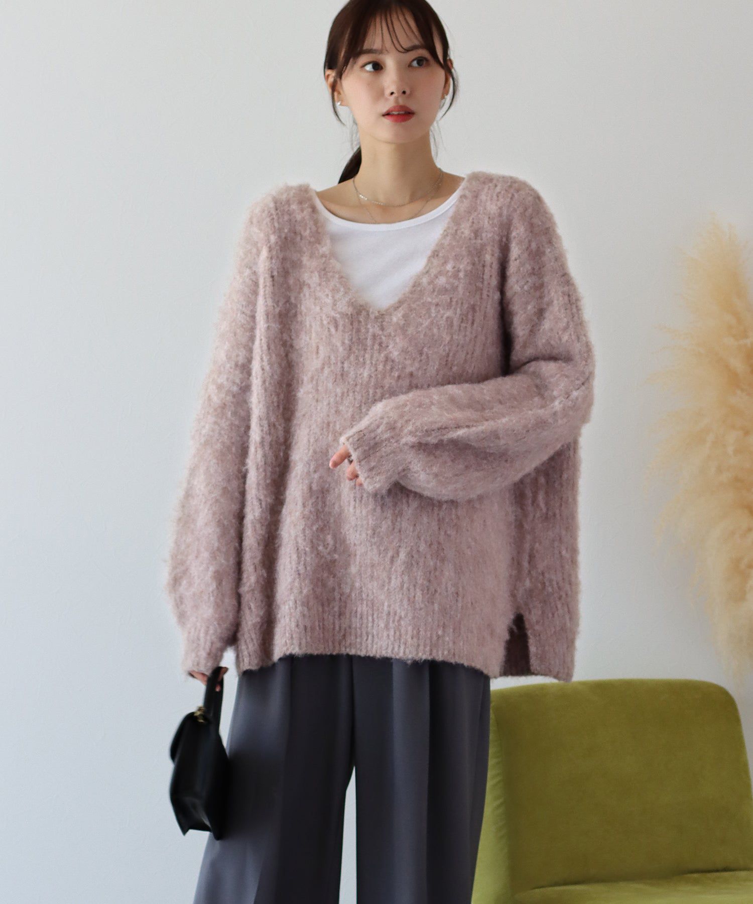 日本 BLUE EAST - 慵懶V領抽鬚寬鬆毛衣-淺米