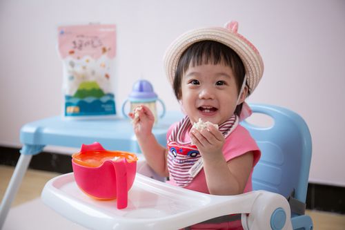 孩子開始自主吃飯，讓他們擁有一張屬於自己的餐椅，培養坐上餐椅吃飯的習慣，可以讓學習吃飯之路更順利，但要選擇攜帶式餐椅還是高腳餐椅呢？建議爸比媽咪，如果餐椅選擇擺放在家中不帶出門，可以選擇高腳餐椅。但如果時常有移動或者外出攜帶的需求，建議使用攜帶式餐椅會更方便喔！
