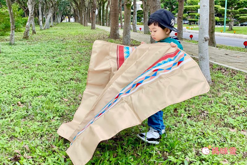 日本現代百貨 - 圖騰輕便野餐墊(附收納袋/地釘*4)(2-3人)-藍 (140x90cm)