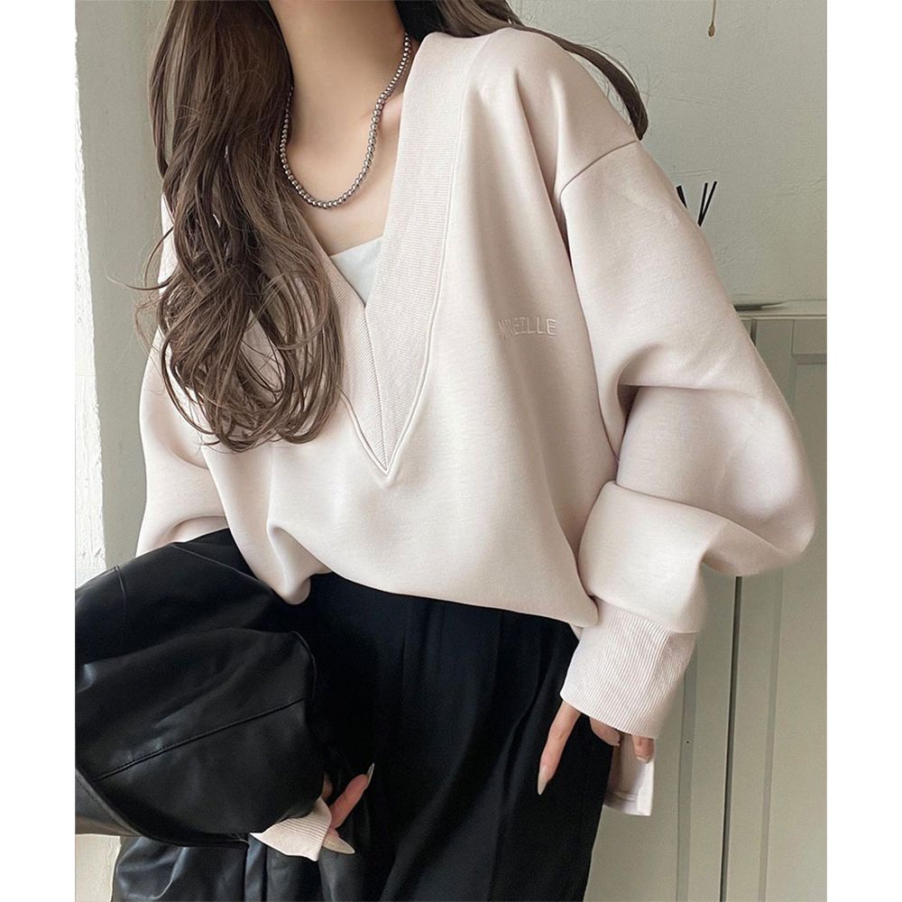 深V胸前刺繡率性寬版長袖上衣-米杏