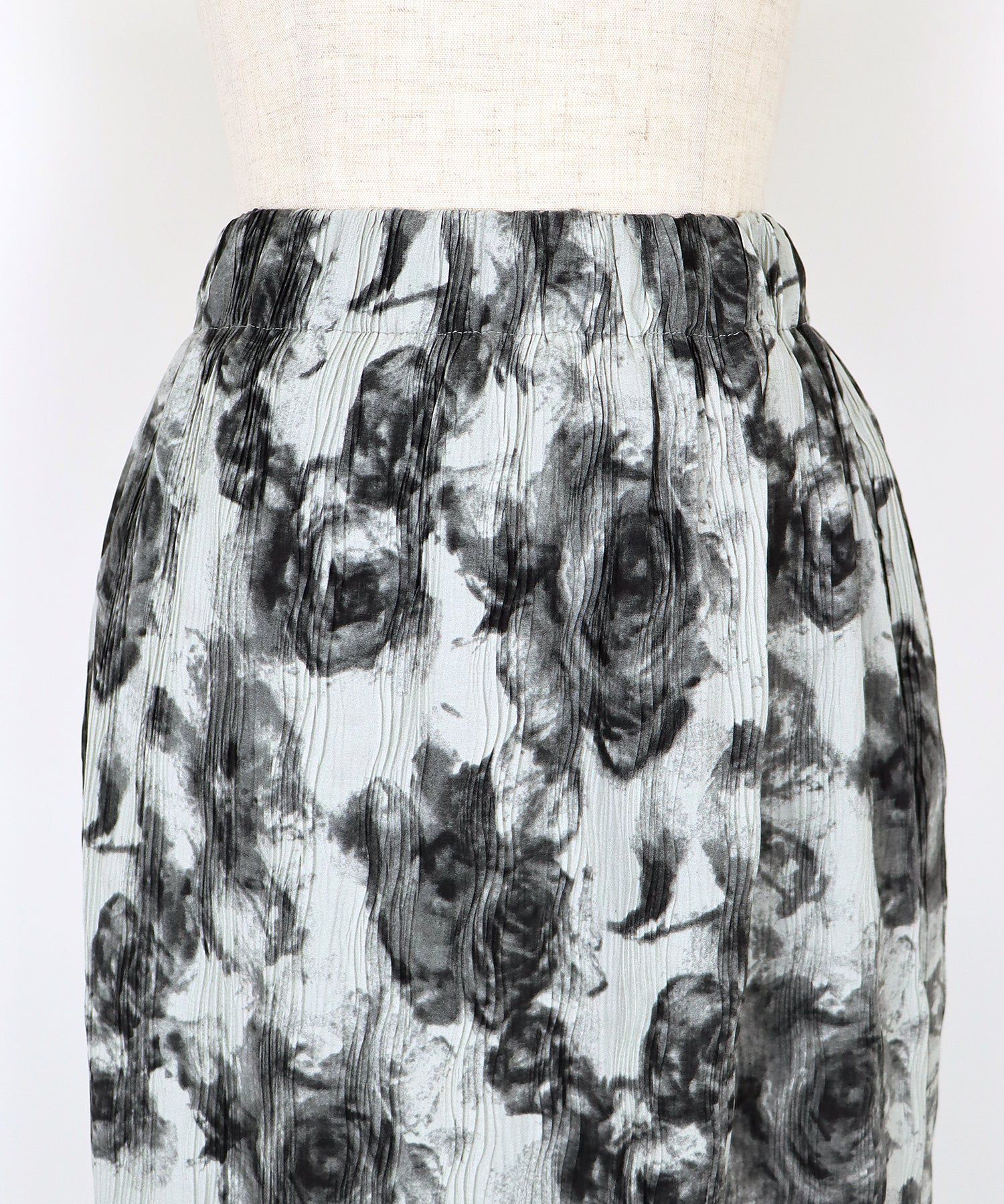 日本 BLUE EAST - 優美渲染修身長裙-黑