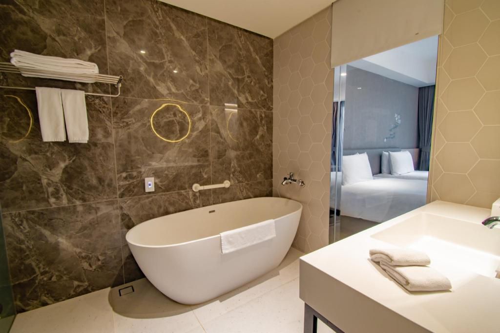 淡水河景第一排【將捷金鬱金香酒店】超值家庭專案