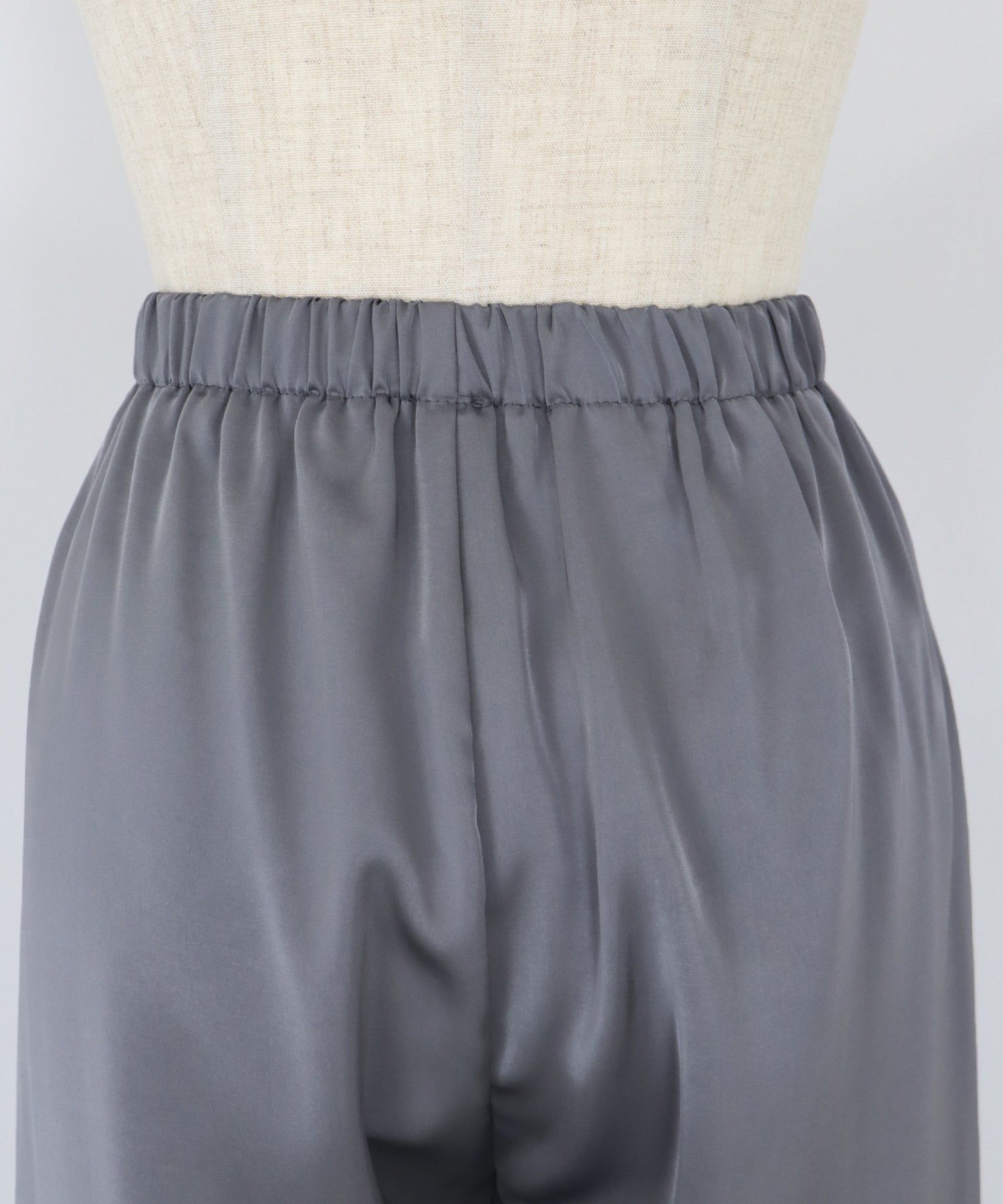 日本 BLUE EAST - 緞面光澤感垂墜感長褲-黑