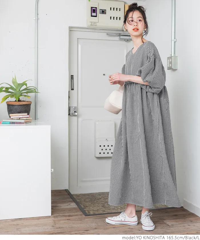 日本 COCA - V領收腰五分泡泡袖洋裝-格紋-黑