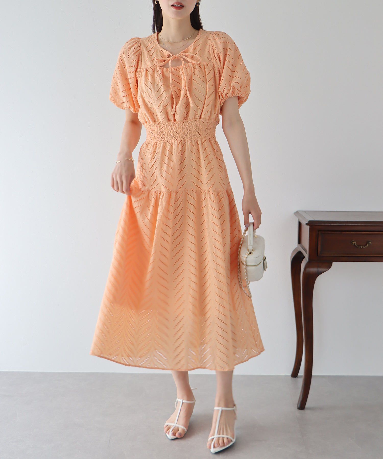 日本 BLUE EAST - 優雅雕花泡泡袖洋裝-白