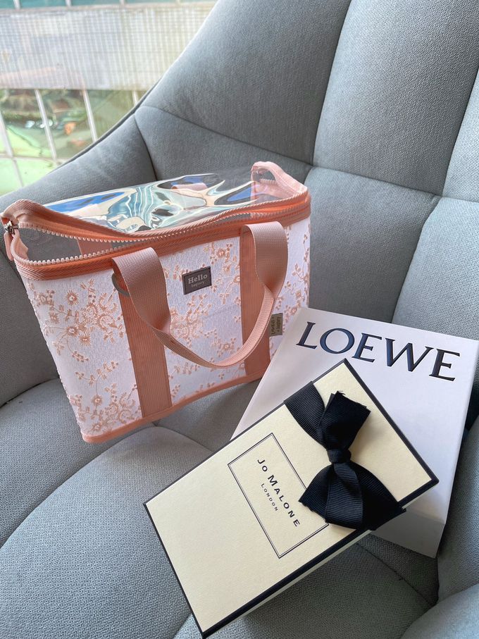 香港百寶袋王 Bagtory HK - 2023特別款花色午餐袋-公主粉蕾絲(加贈原價$980秘境香芬精油滾珠瓶-麝香玫瑰費洛蒙系列*1)-27*13*19cm