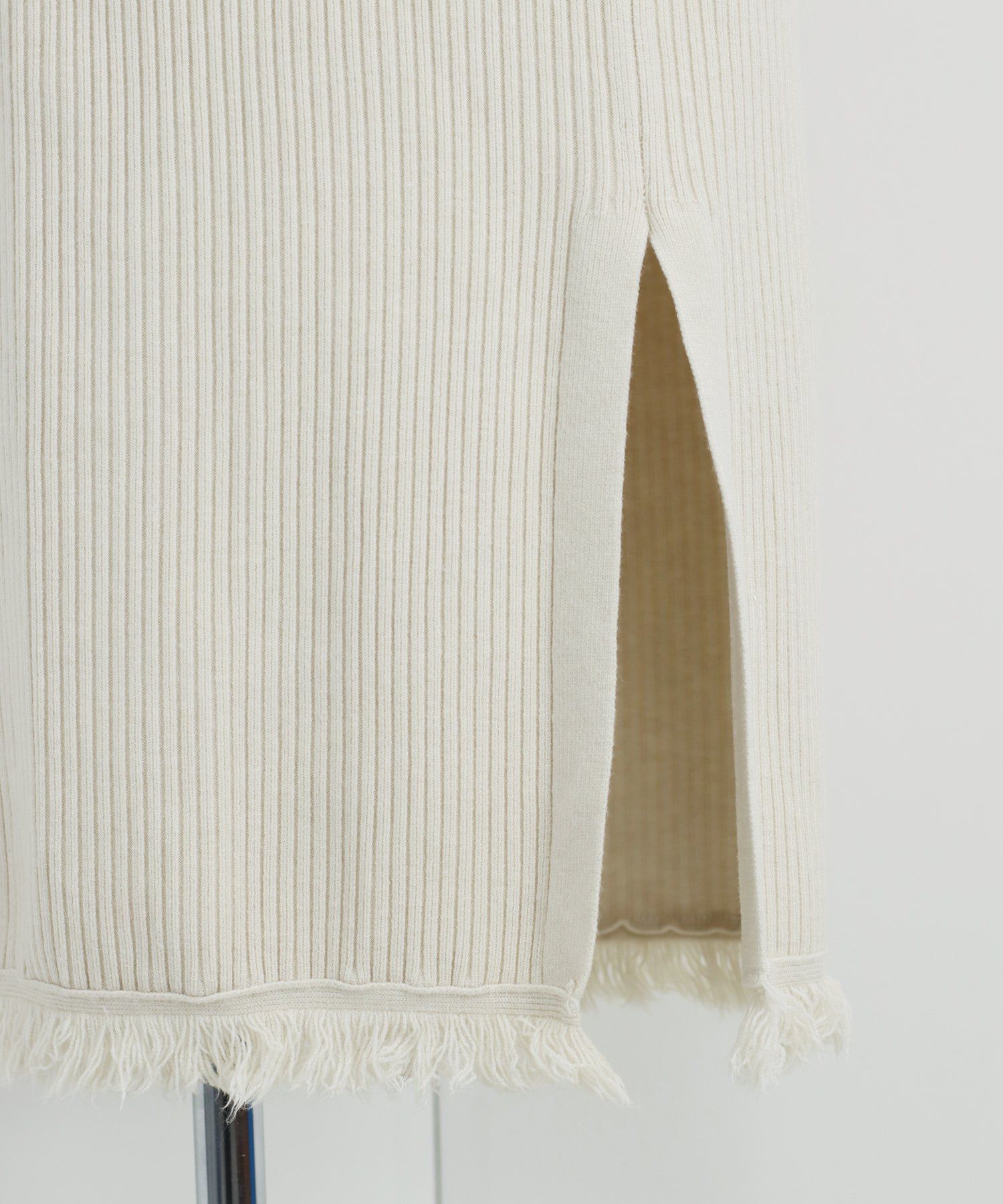 日本 BLUE EAST - 下擺流蘇俐落感針織長裙-白