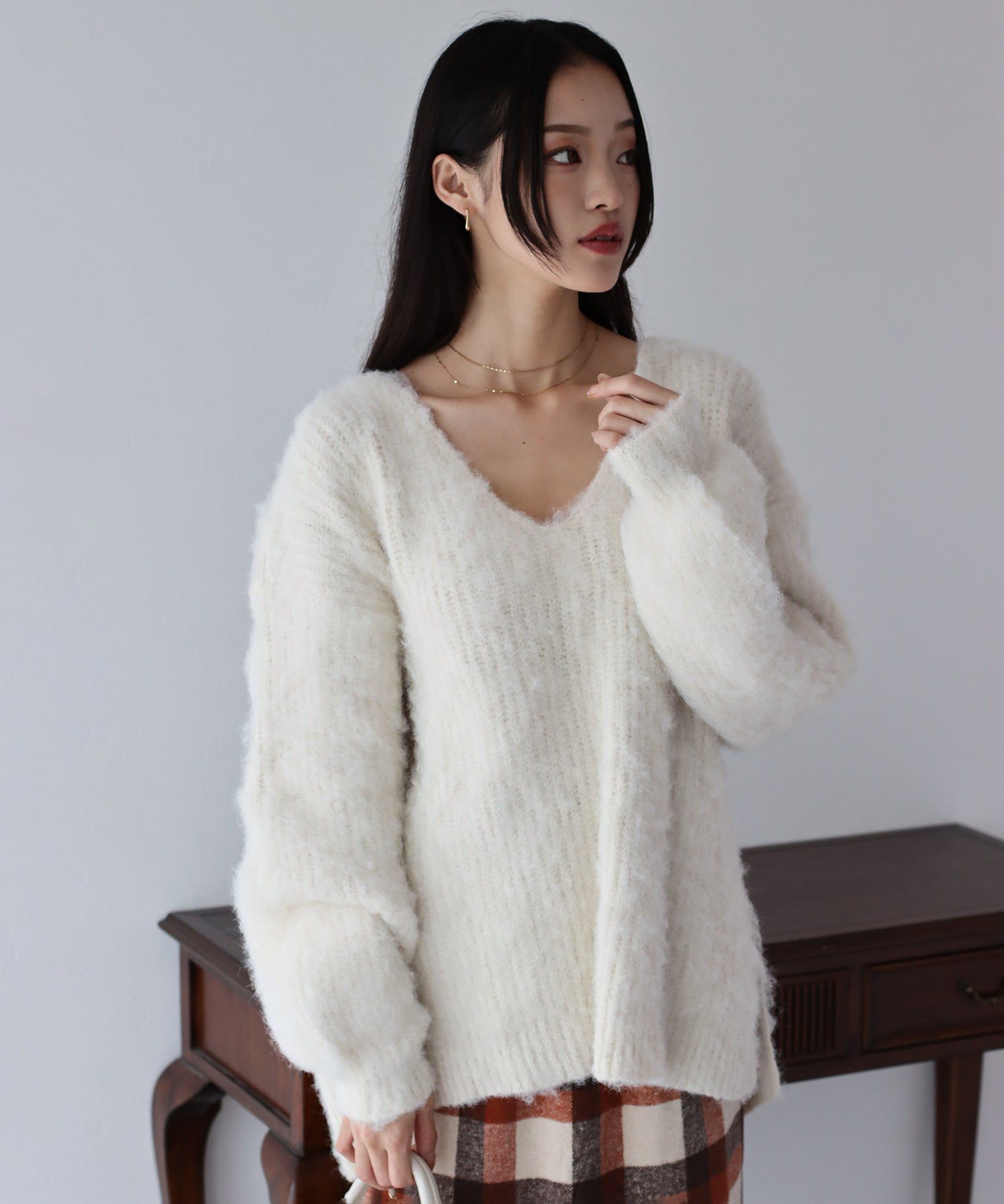 日本 BLUE EAST - 慵懶V領抽鬚寬鬆毛衣-淺米