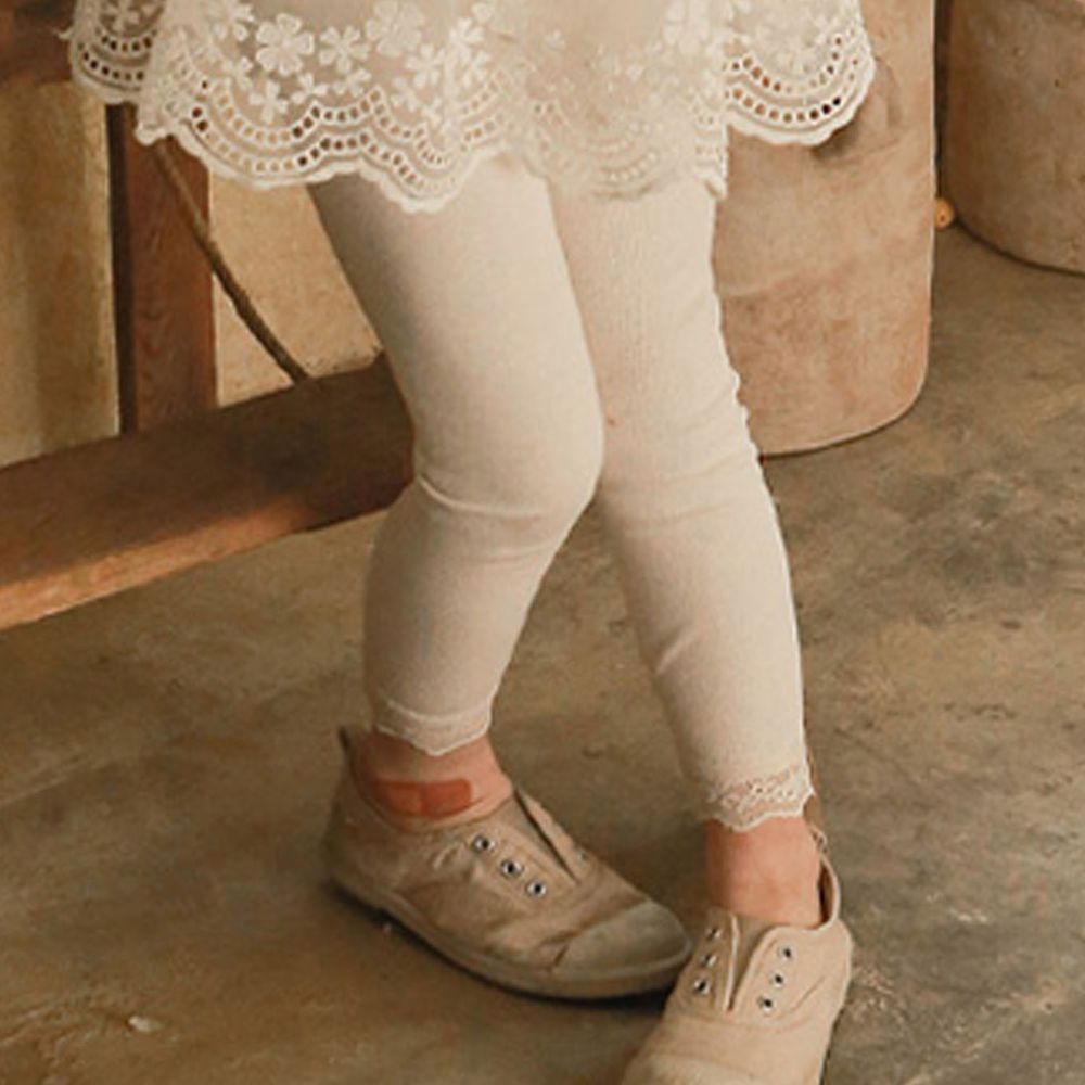 韓國 Puellaflo - 鏤空蕾絲褲管針織羅紋內搭褲-奶油白