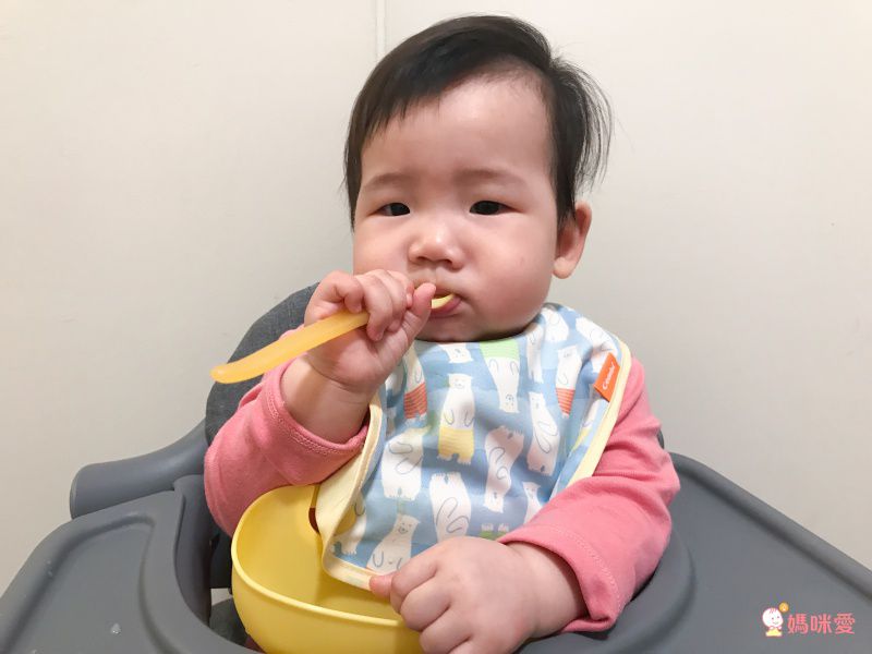 媽咪餵飯神器♡【日本 Combi】離乳餐具、圍兜！