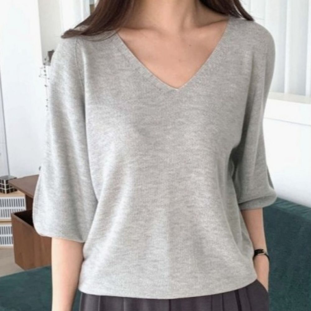 韓製 羊毛混絲V領無縫針織五分袖上衣-淺灰 (FREE)