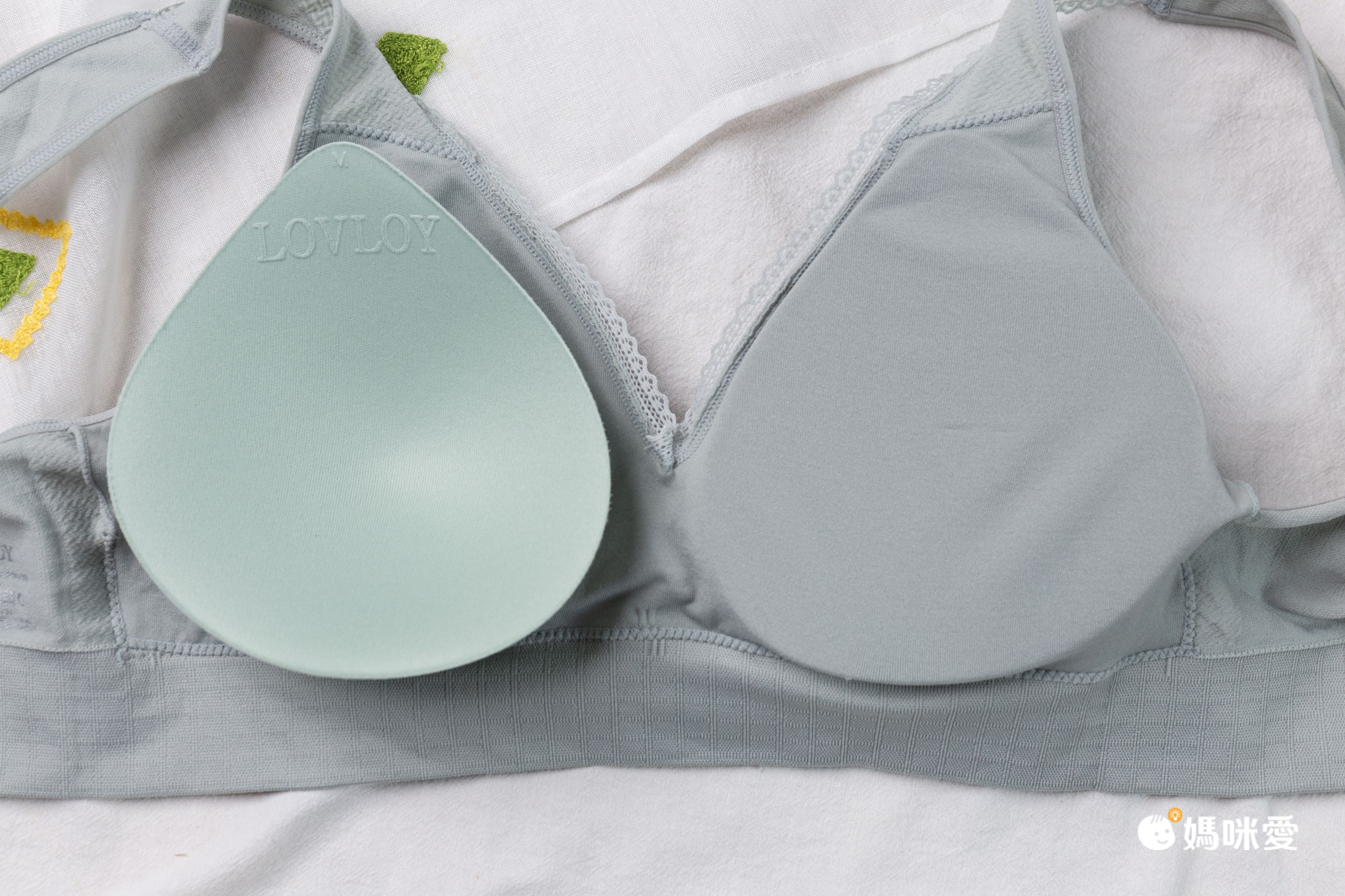韓國 LOVLOY - 親膚無痕彈性內褲-黃膚