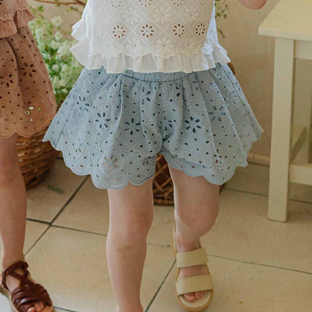 鬆緊腰鏤空花朵紋短褲-淺藍