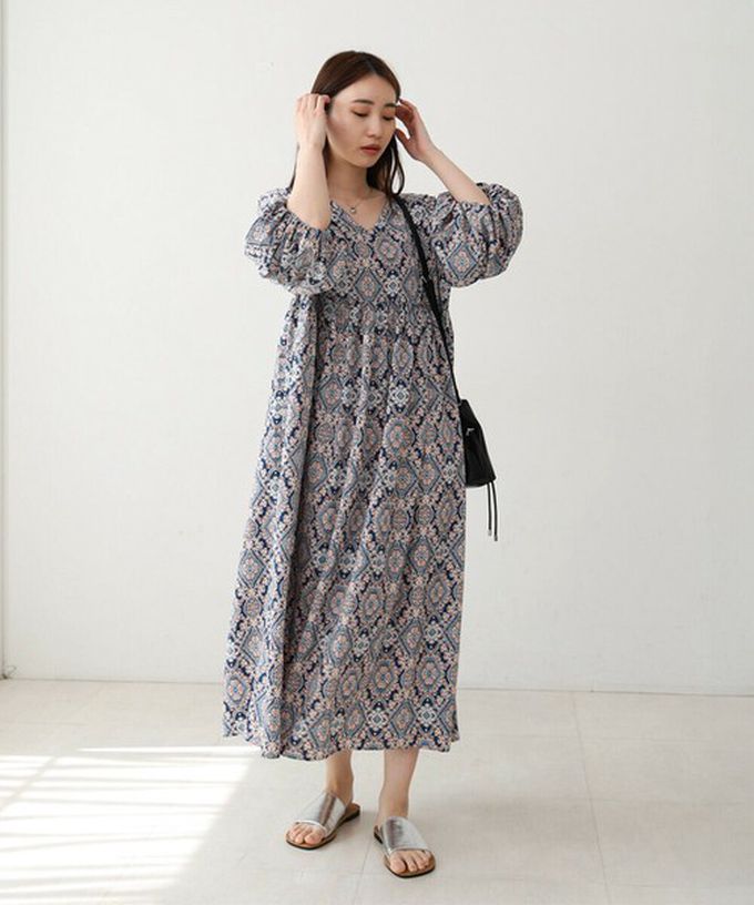 日本 Bab - 滿版歐風印花V領泡泡寬袖洋裝-深藍系