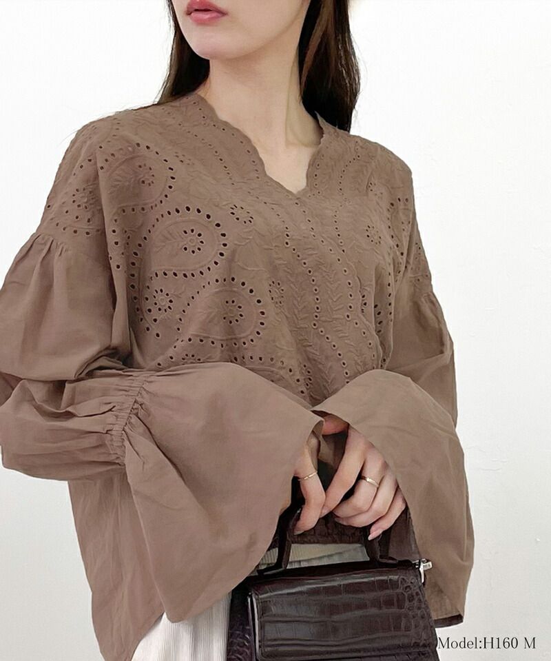 日本 Classical Elf - 小清新花朵領雕花長袖上衣-摩卡