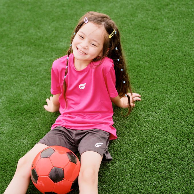 GIAT - 兒童盾形排汗短袖上衣-亮桔(螢光色)