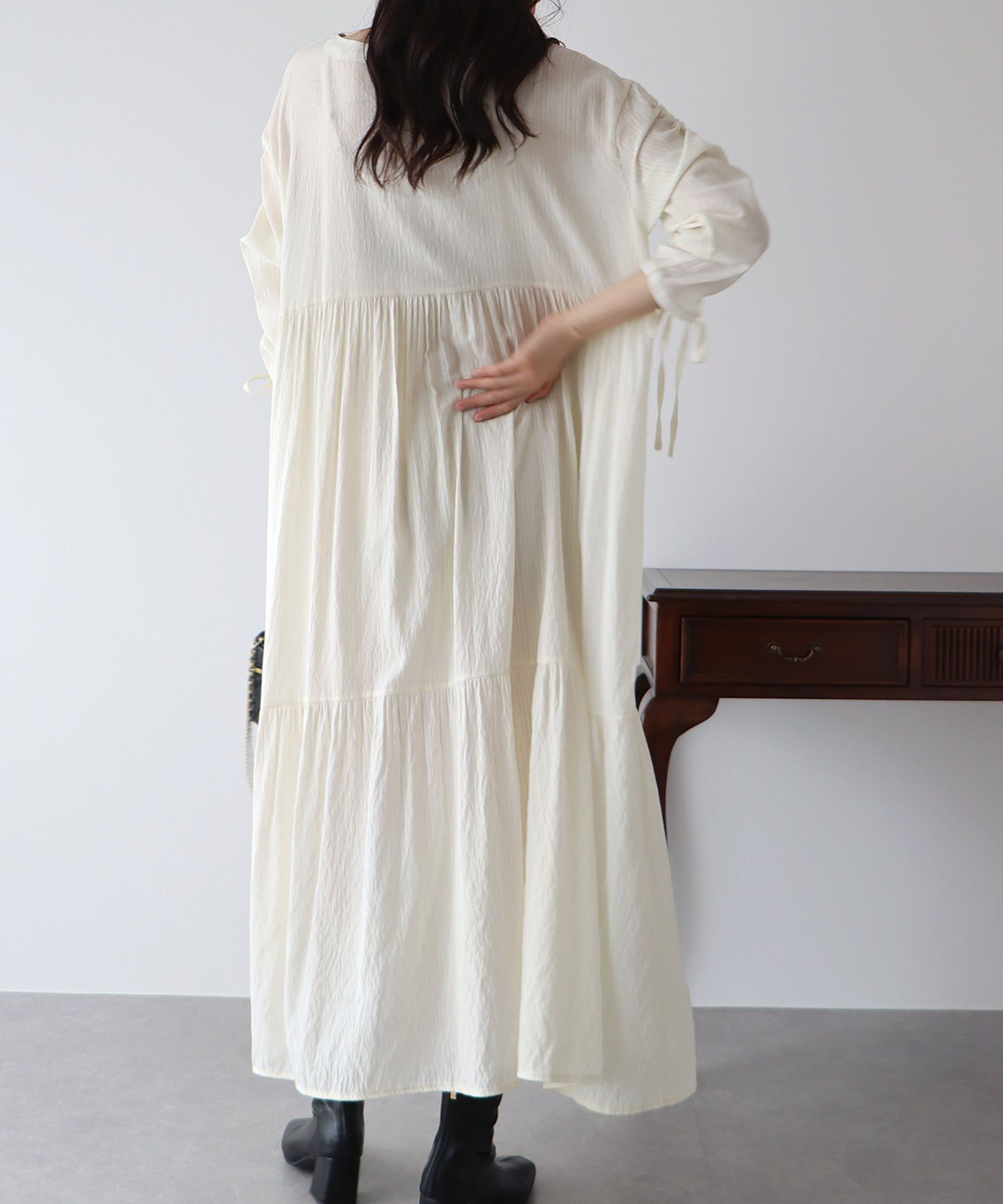 日本 BLUE EAST - 楊柳文藝抽繩長版襯衫-米杏