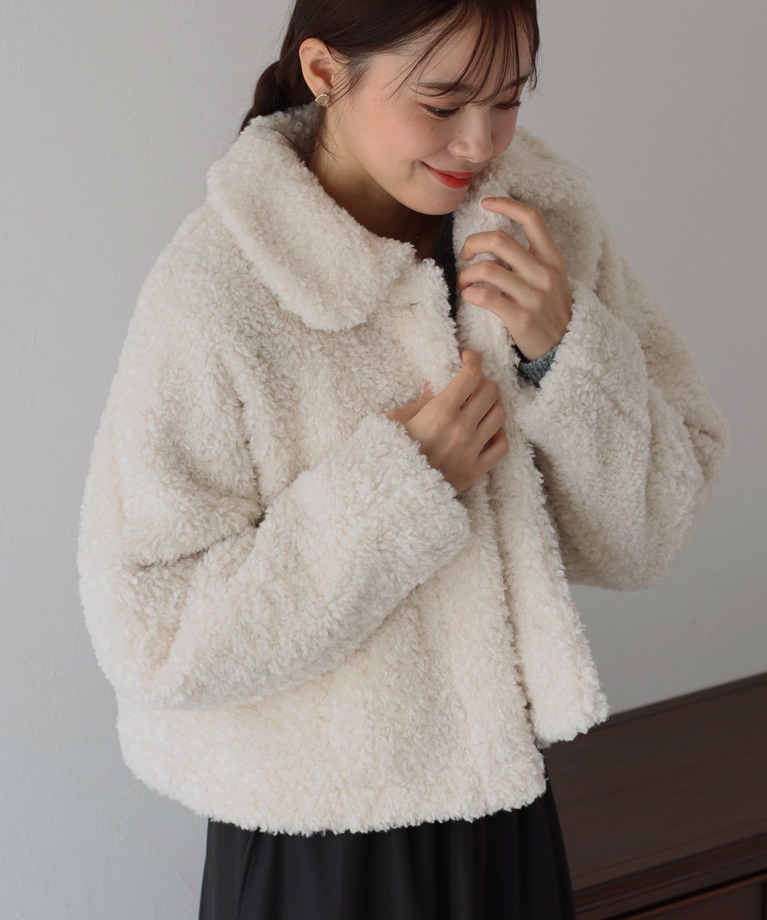 日本 BLUE EAST - 輕盈絨毛圓領短版外套-深咖啡