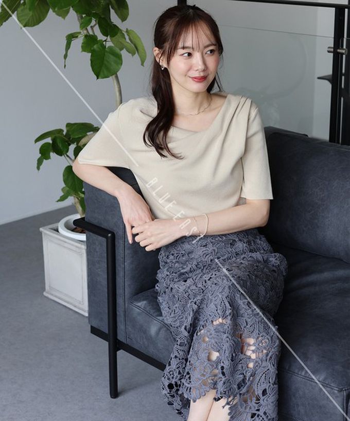 日本 BLUE EAST - 高雅美型垂墜V領針織短袖上衣-黑