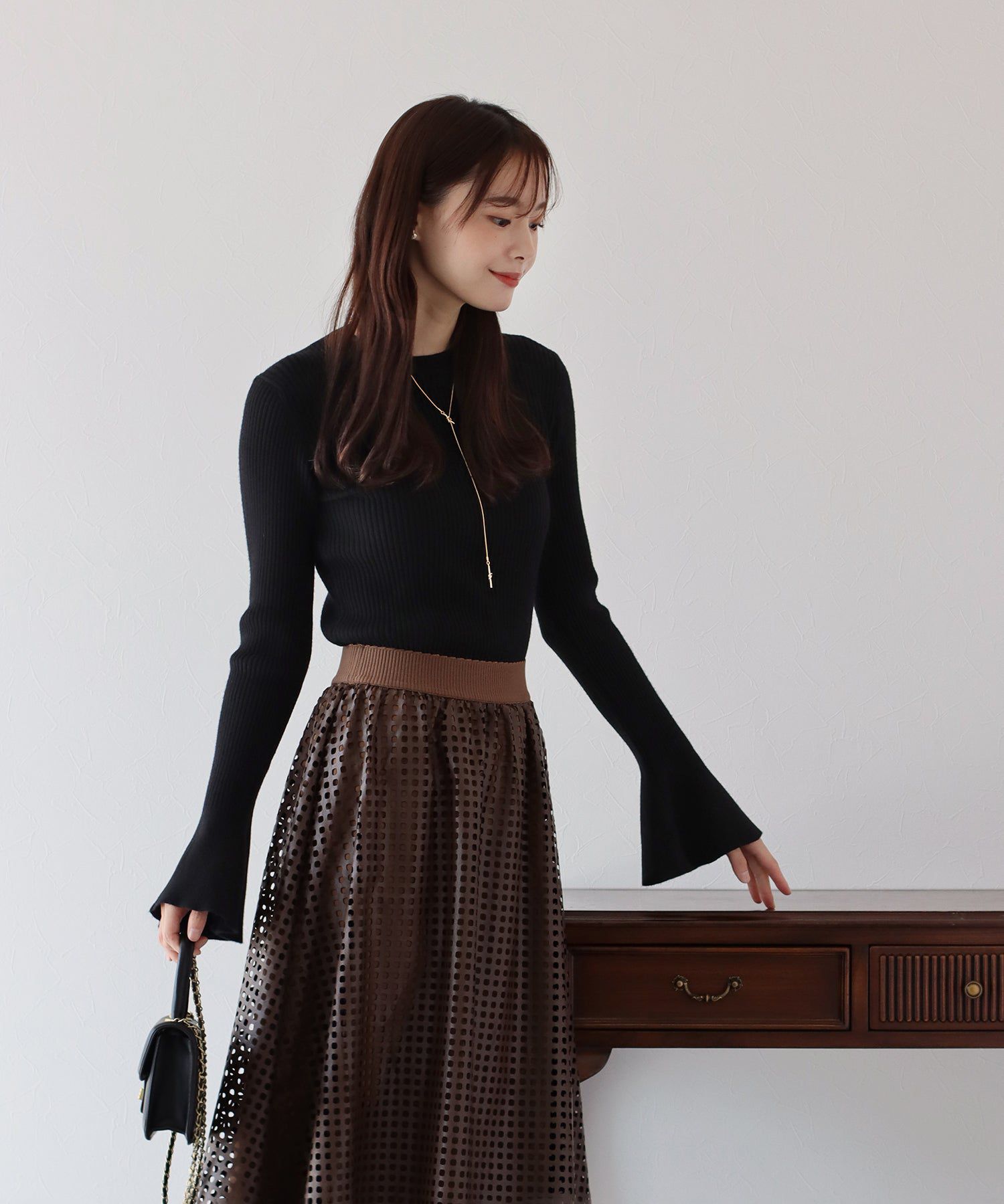 日本 BLUE EAST - 優雅喇叭袖細羅紋修身長袖上衣-藍