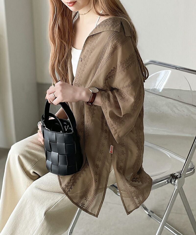 日本 Classical Elf - 空氣感花刺繡短袖襯衫-摩卡