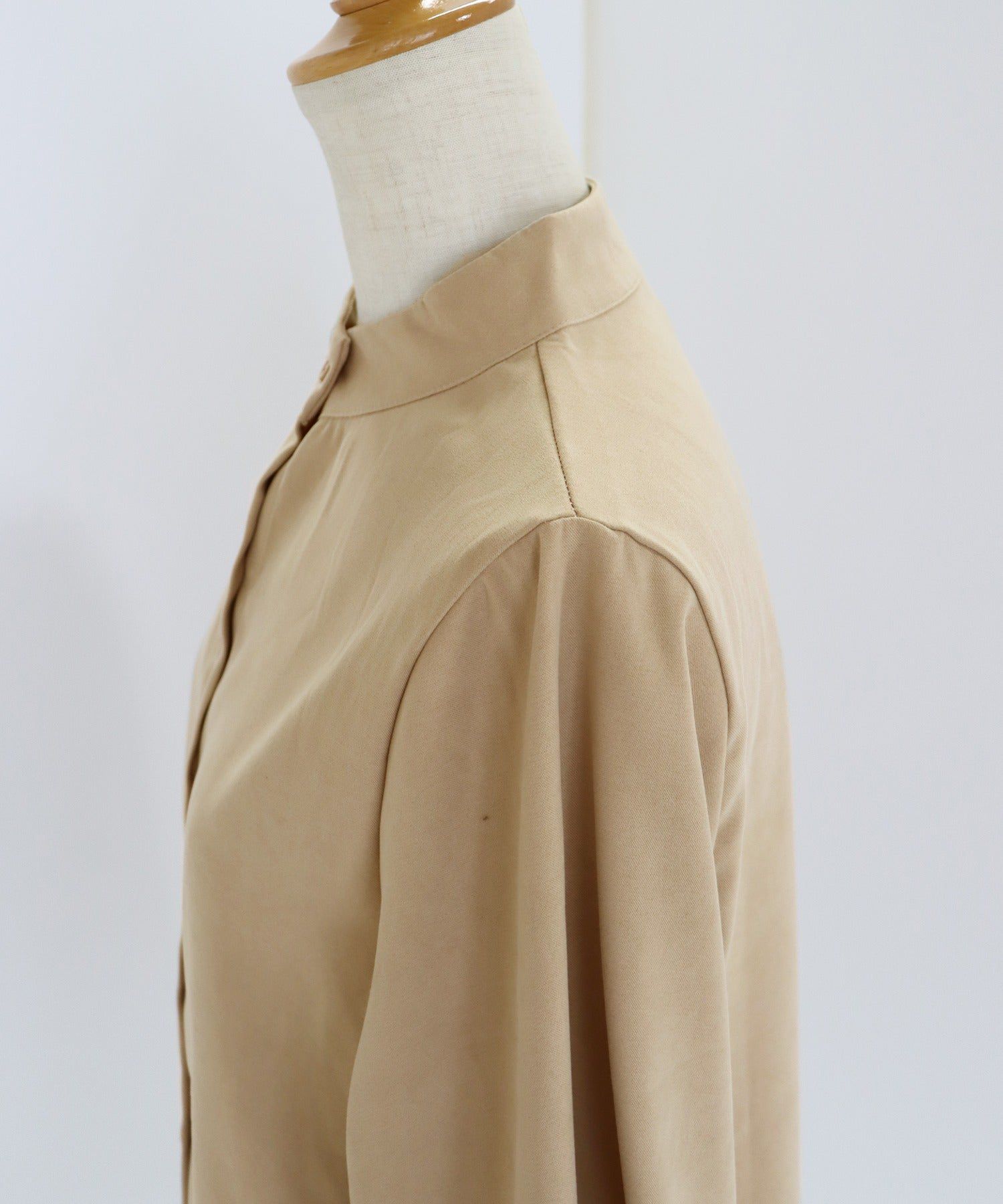 日本 BLUE EAST - 知性小立領氣球長袖襯衫-淺粉