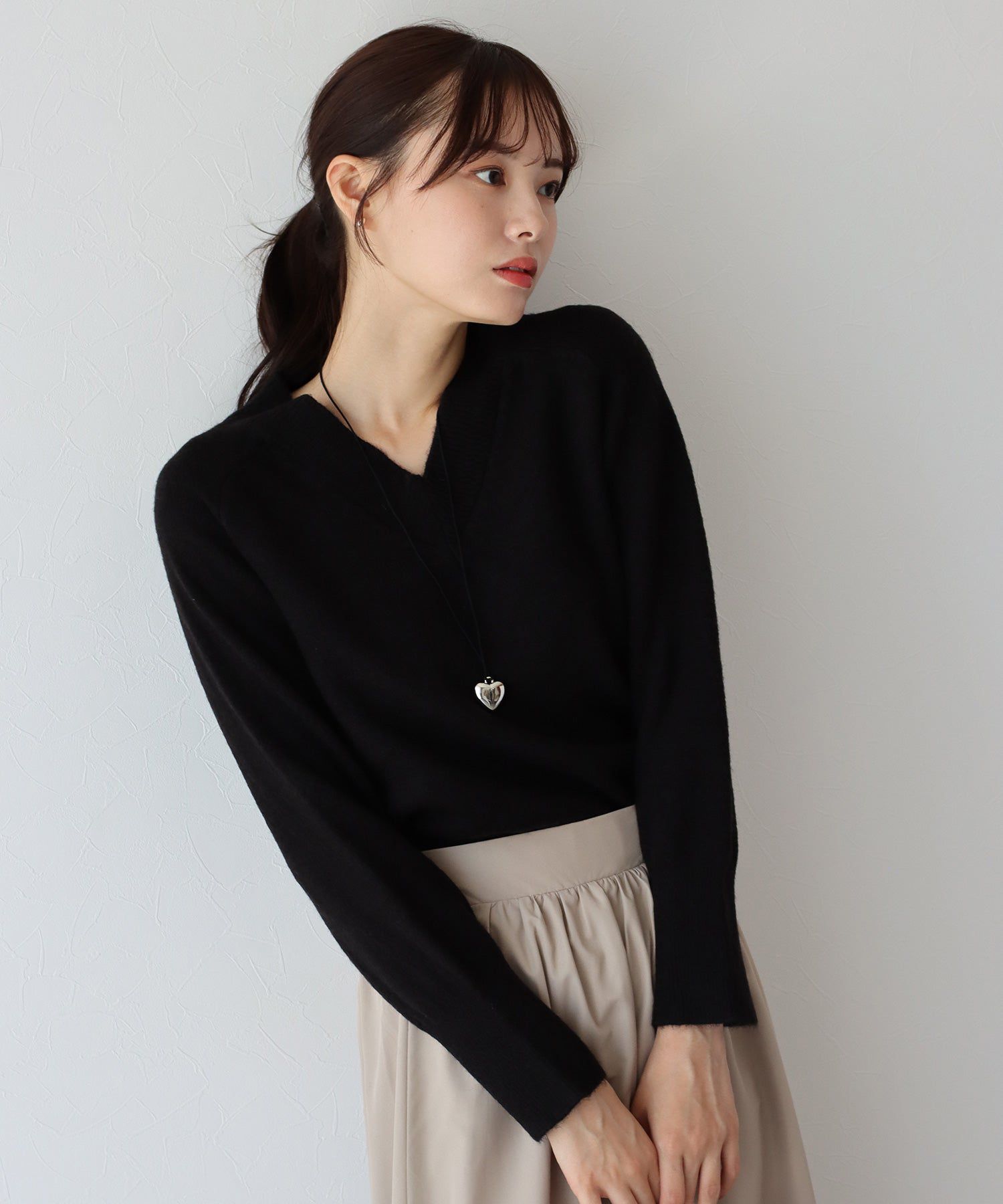 日本 BLUE EAST - 顯瘦V領柔軟針織上衣-黑