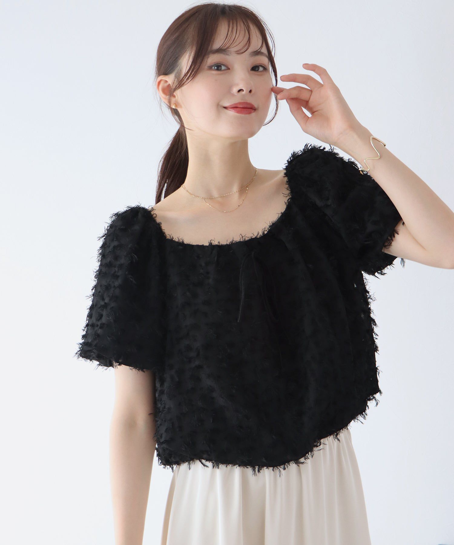 日本 BLUE EAST - 抽鬚感寬領泡泡袖上衣-淺杏