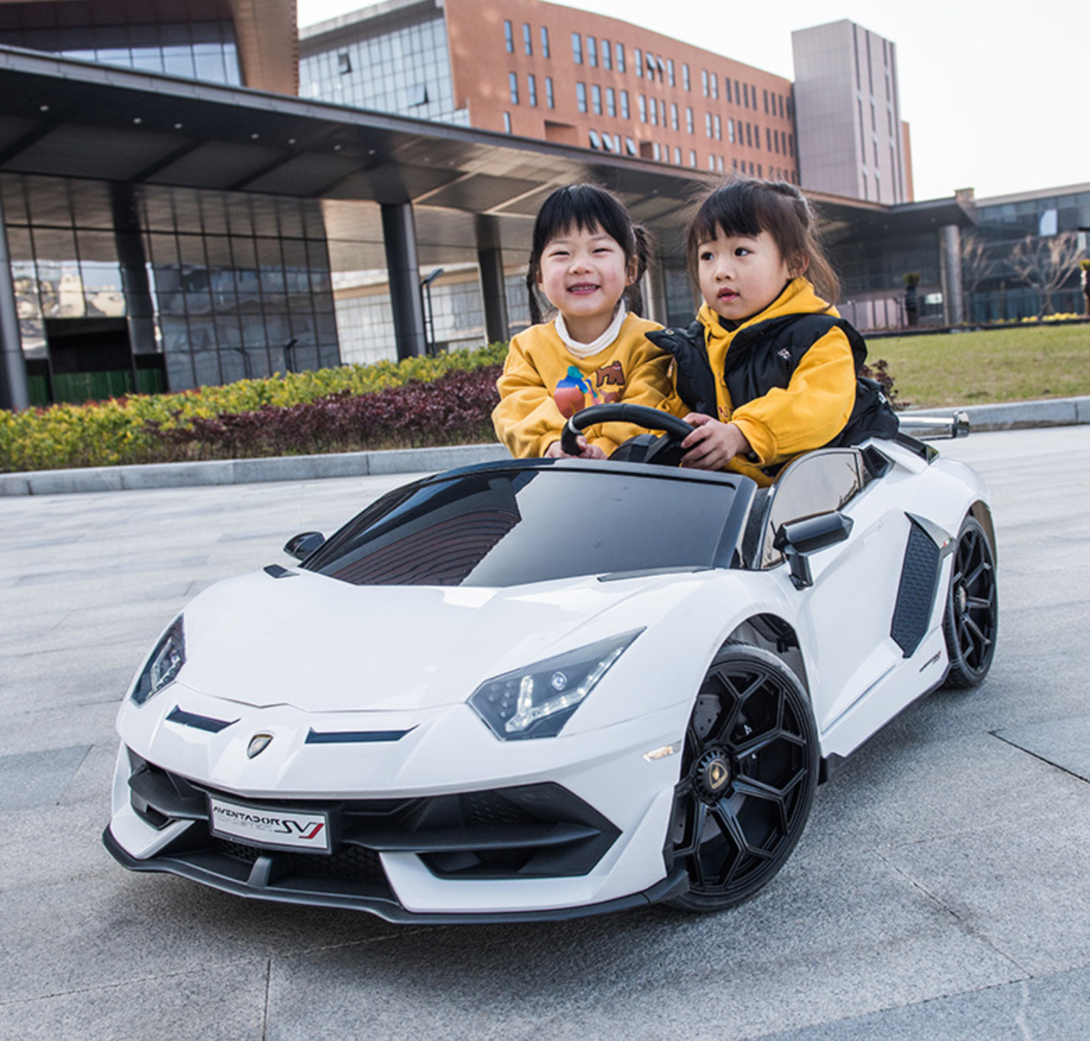 聰明媽咪兒童超跑 - 藍寶堅尼 SVJ 24V MP3飄移版 雙人座 原廠授權 雙驅兒童電動車-烤漆白