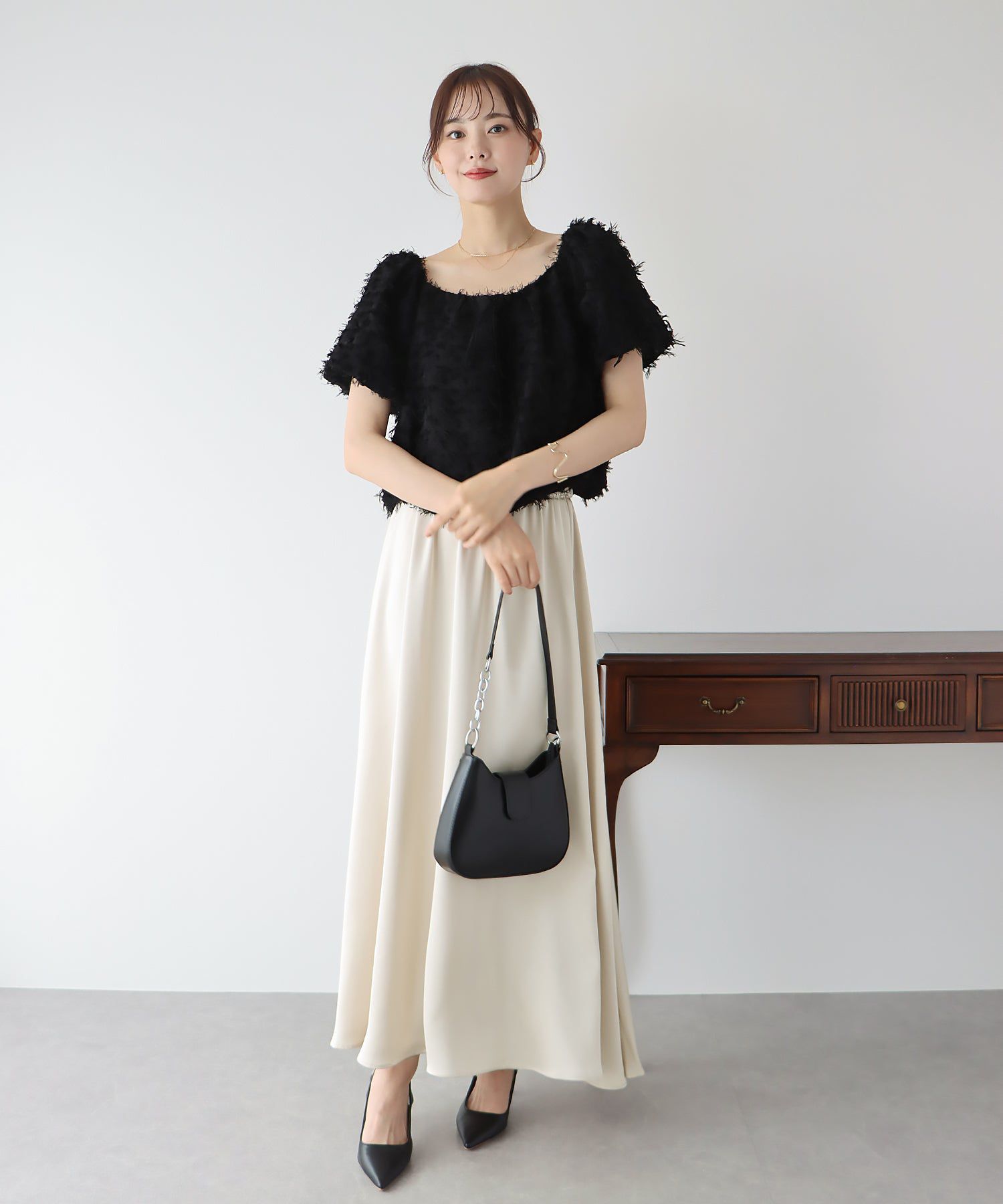 日本 BLUE EAST - 柔軟緞面光澤修身長裙-淺米杏