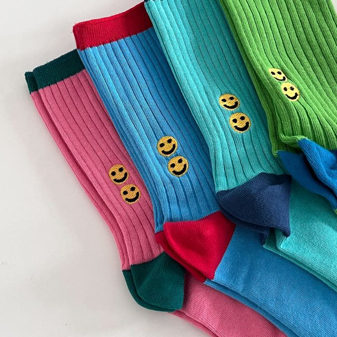 韓國Marian - 笑臉刺繡撞色中筒襪-奶油色 (Free)