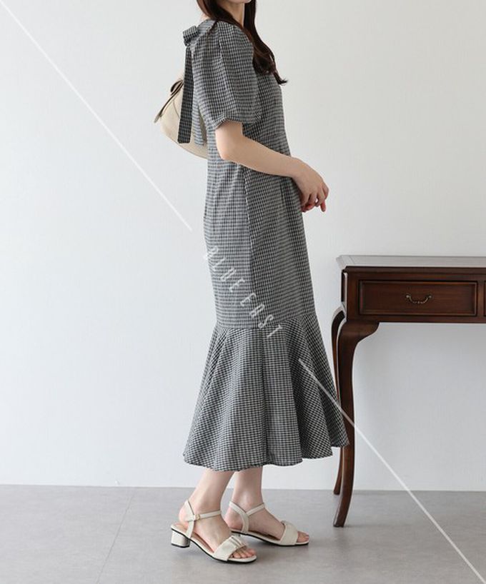 日本 BLUE EAST - 優雅方領後綁帶泡泡袖魚尾洋裝-格紋-卡其 (M)