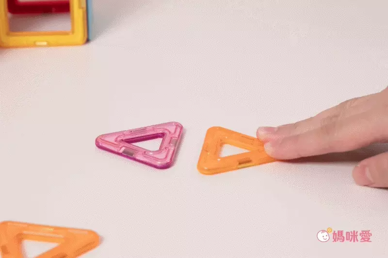 双美生活文創 - 5Q益智磁力片：百變造型拼裝車-內附10個三角形磁力片+10個正方形磁力片+2個輪子+1本造型教學書