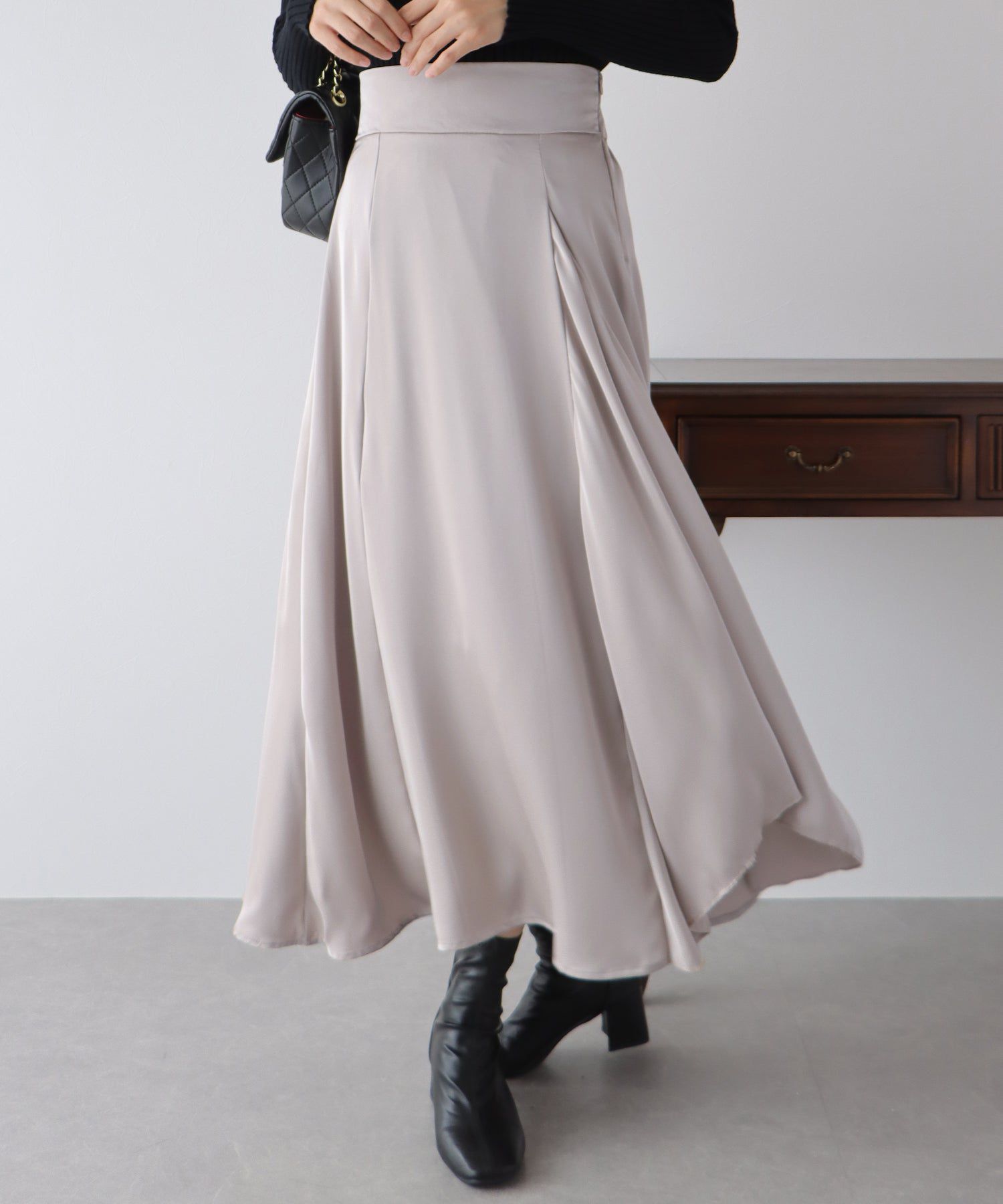 日本 BLUE EAST - 光澤不規則抓皺修身長裙-深灰