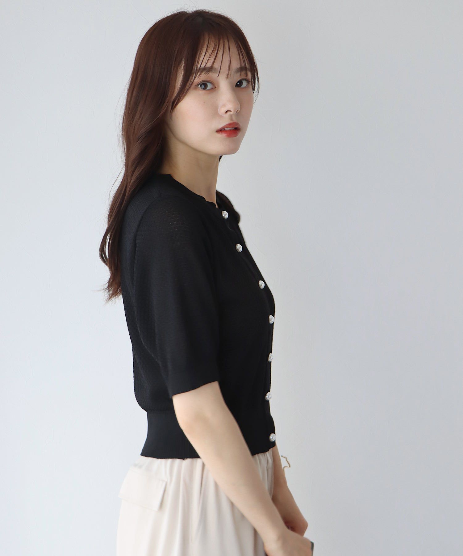 日本 BLUE EAST - 優雅圓領珍珠扣五分袖上衣-深可可
