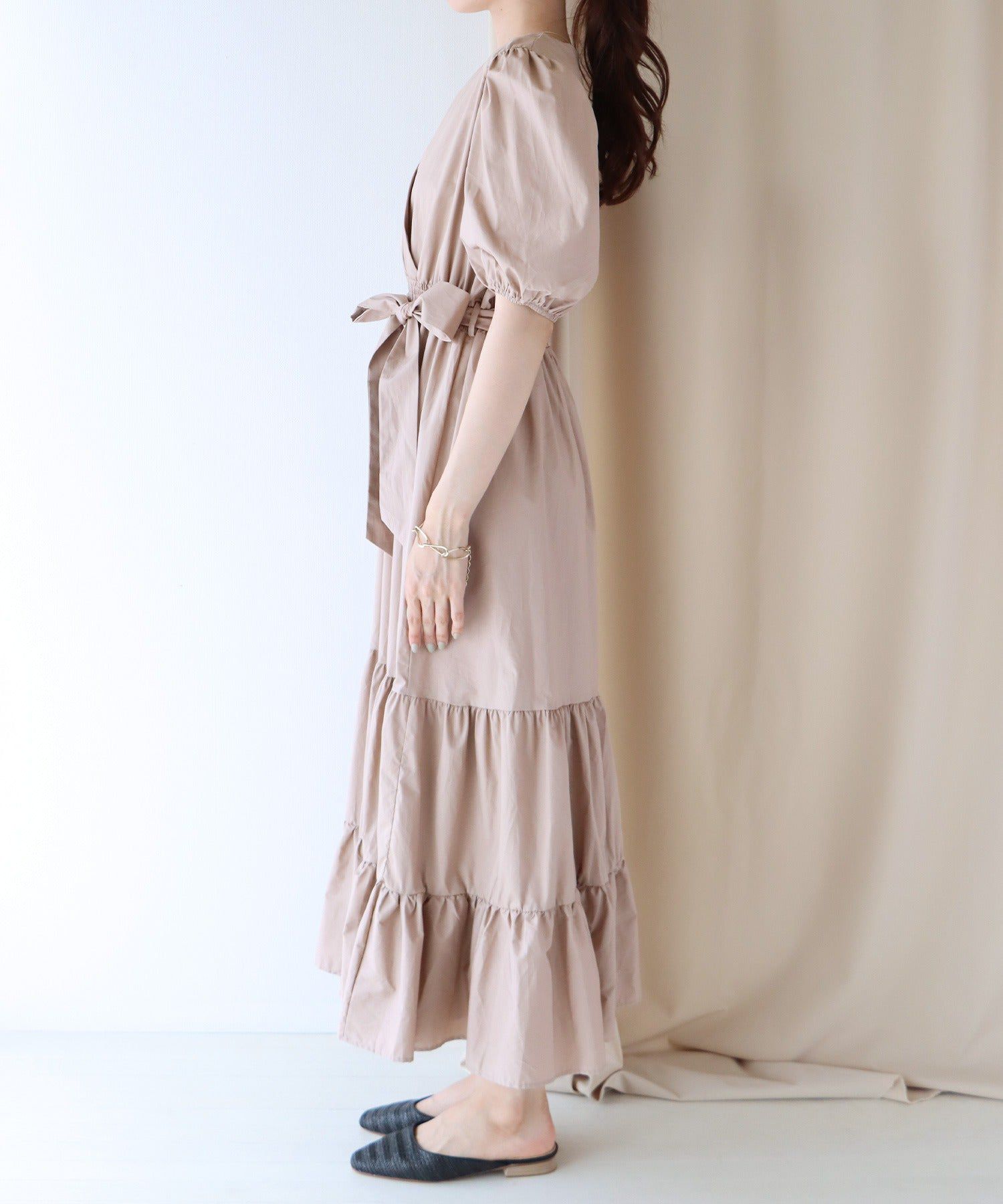 日本 BLUE EAST - 優雅小V領綁帶澎澎袖洋裝-奶茶棕