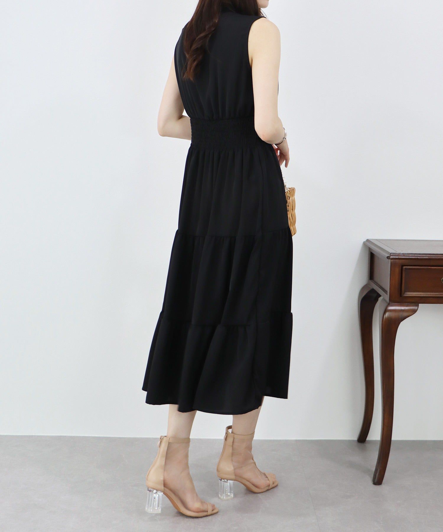 日本 BLUE EAST - 優雅小V領無袖洋裝-素色-摩卡