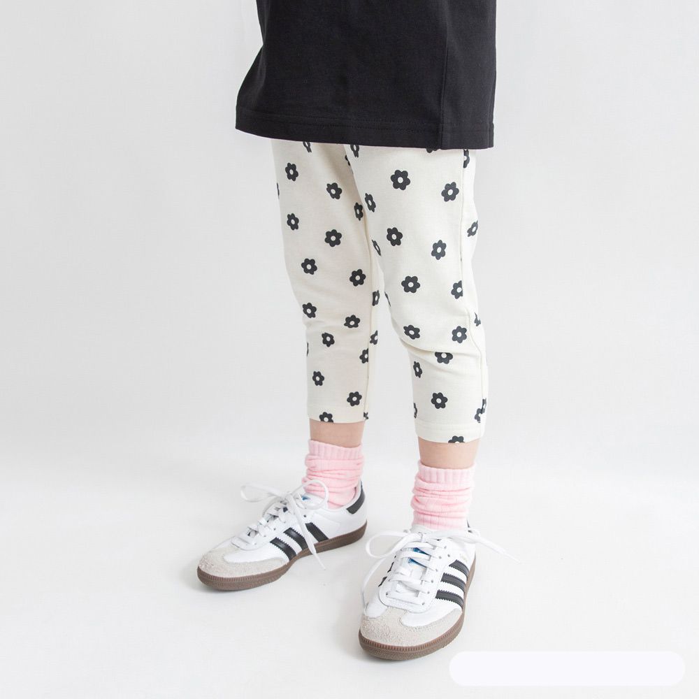 百搭定番彈力七分褲-黑色小花-象牙