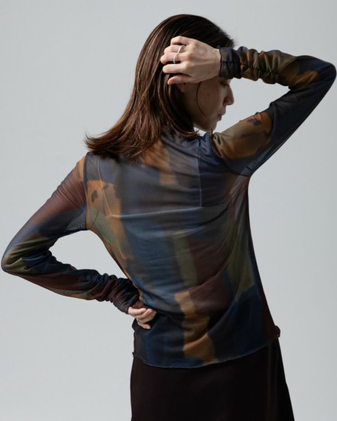 日本 gleam - 水彩畫風透膚皺摺高領長袖上衣-米杏x卡其灰系