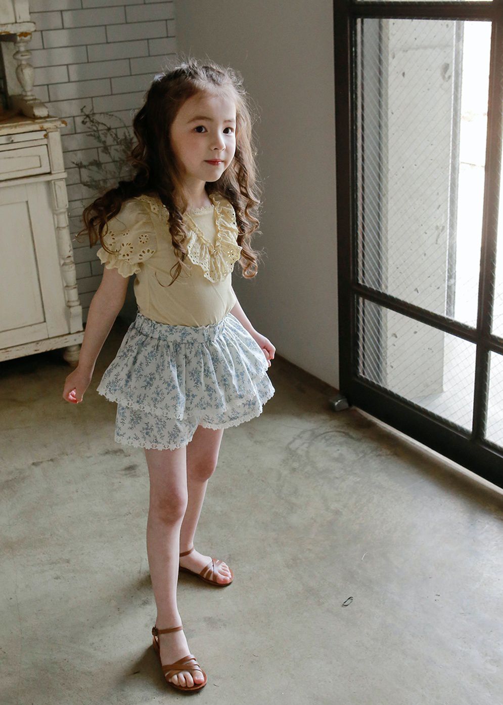 韓國 PuellaFLO - V字荷葉鏤空公主袖上衣-鵝黃