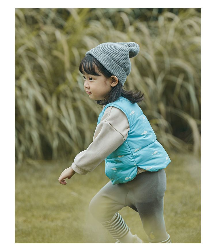 兒童衍縫輕量羽絨背心-米白色蔬果-含绒量86%~90%