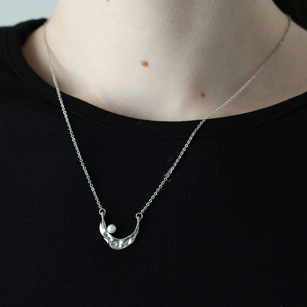韓國製 月牙形珍珠點綴項鍊-銀