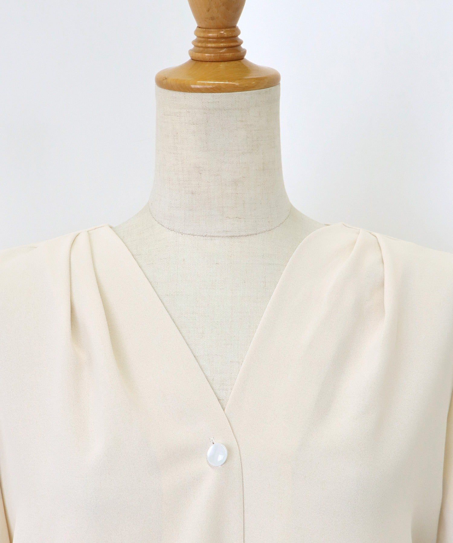 日本 BLUE EAST - 氣質V領珍珠釦短袖襯衫-淺米杏