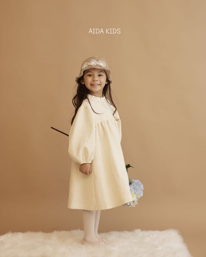 韓國 AIDA - 胸前花雕泡泡袖連身洋裝-象牙白