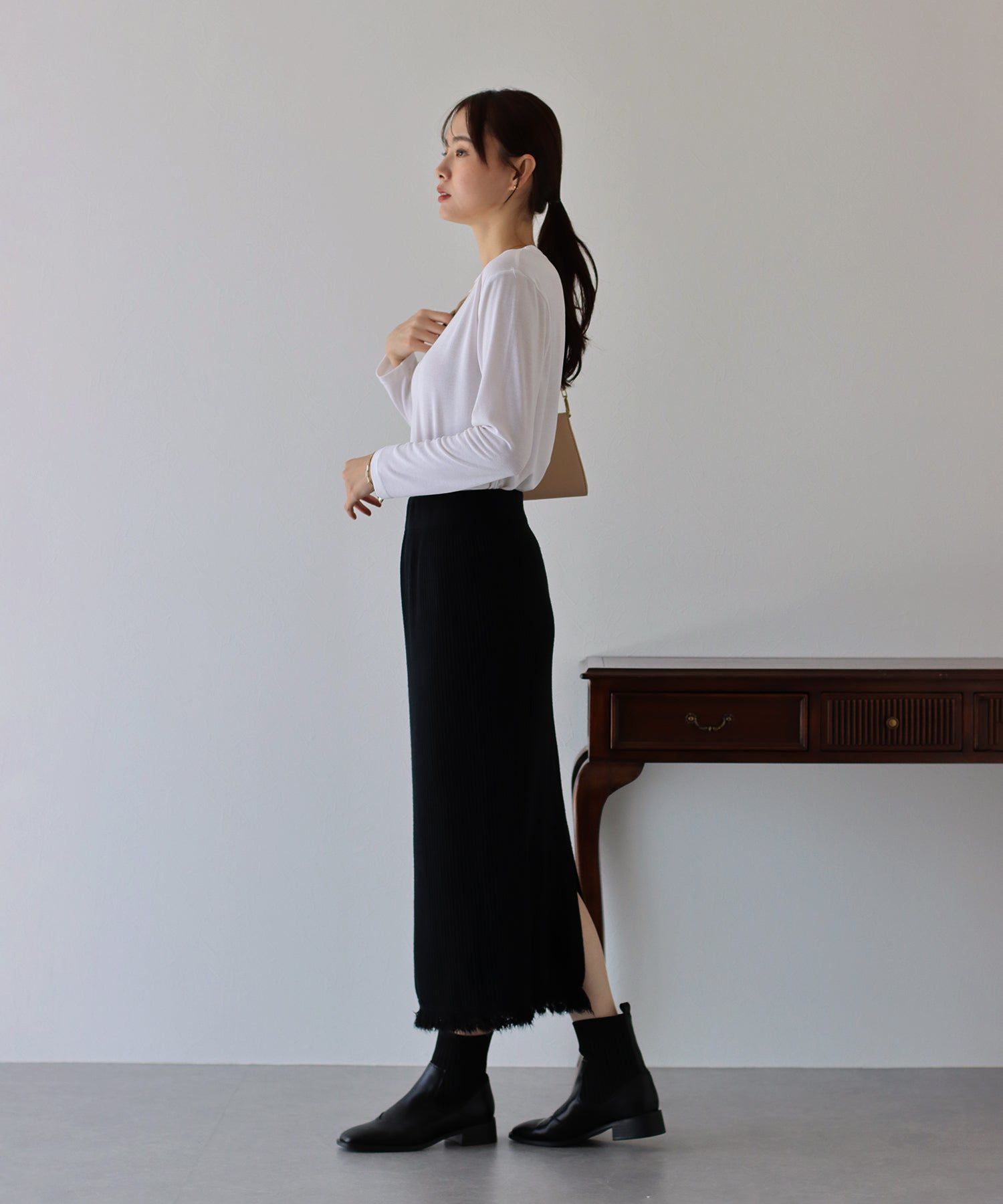 日本 BLUE EAST - 下擺流蘇俐落感針織長裙-白