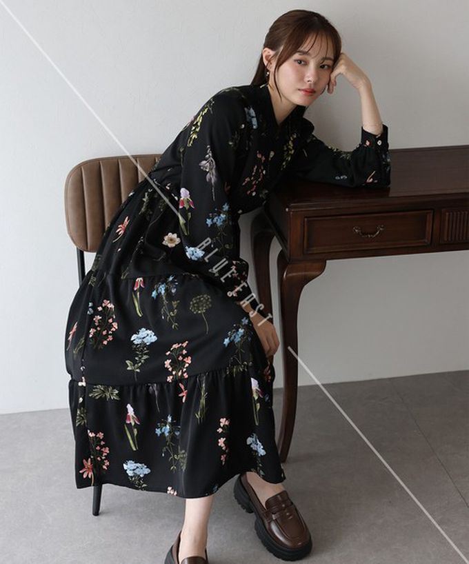 日本 BLUE EAST - [人氣款]簡約抽繩收腰長袖洋裝-古典花-黑